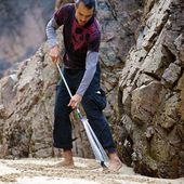 Un homme va à la plage et utilise un râteau . Et lorsque vous prenez du recul et regardez... Waouh!