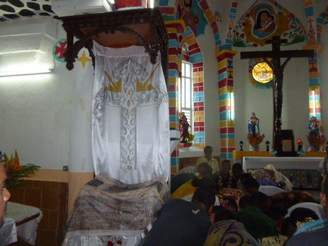 Depuis UTUFUA jusqu'à l'église de Malaefoou, La statue de Saint Jean Marie VIANNEY a fait le déplacement en compagnie des paroissiens d'Utufua, de Wallis et d'ailleurs. En photo, le voyage de la statue.