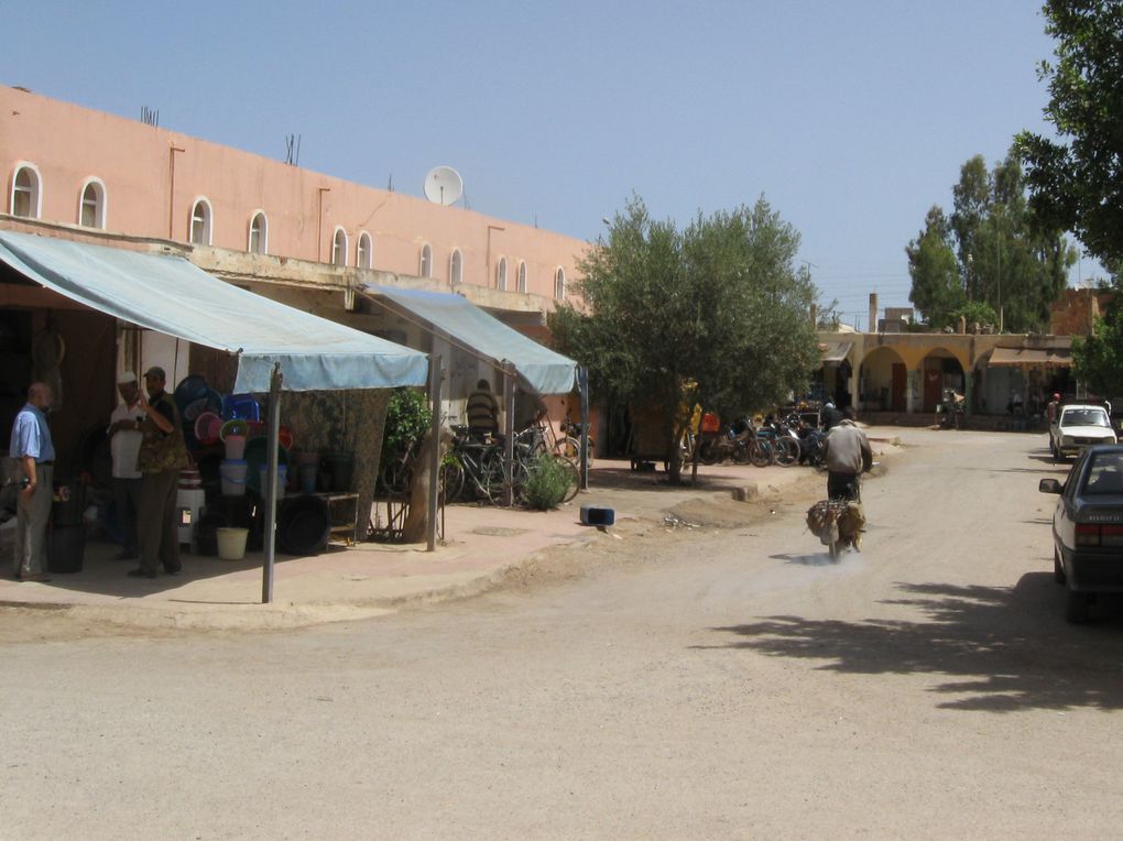 Petit village à 8 kilomètres de Berkane et 20km de Saïdia près de la frontière algérienne. Environs 3000 habitants.
Du soleil mais une température agréable. 