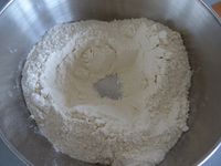 Mélanger la farine avec le sucre, creuser un puit et ajouter le beurre ramolli et l’œuf puis pétrir avec les mains jusqu’à formation d'une pâte homogène. Former une boule et placer une heure au réfrigérateur.