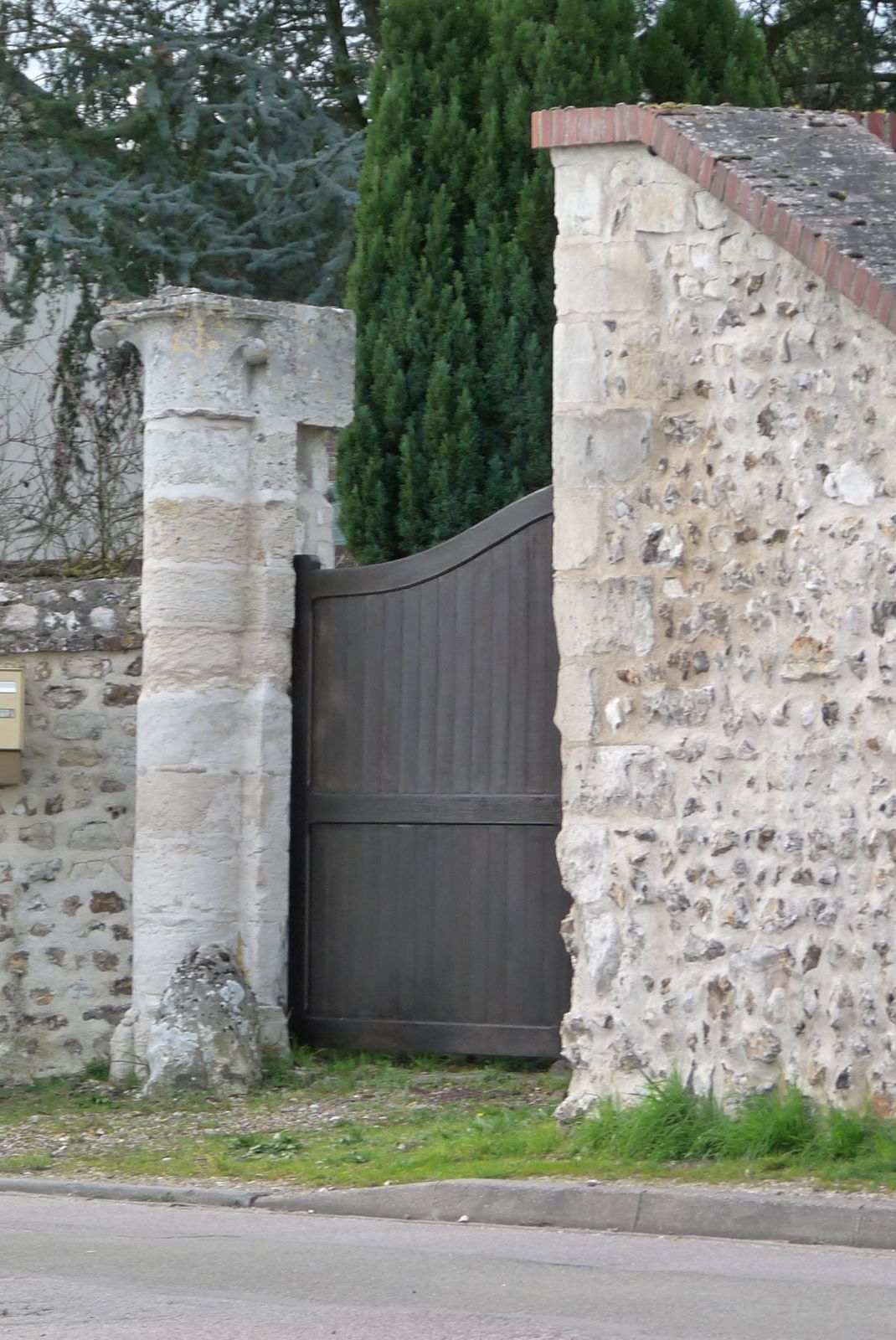 Autres colonnes de Bonport servant de piliers de portails dans le coeur de village de Sotteville (clichés d'Armand Launay, aout 2004 et février 2014).