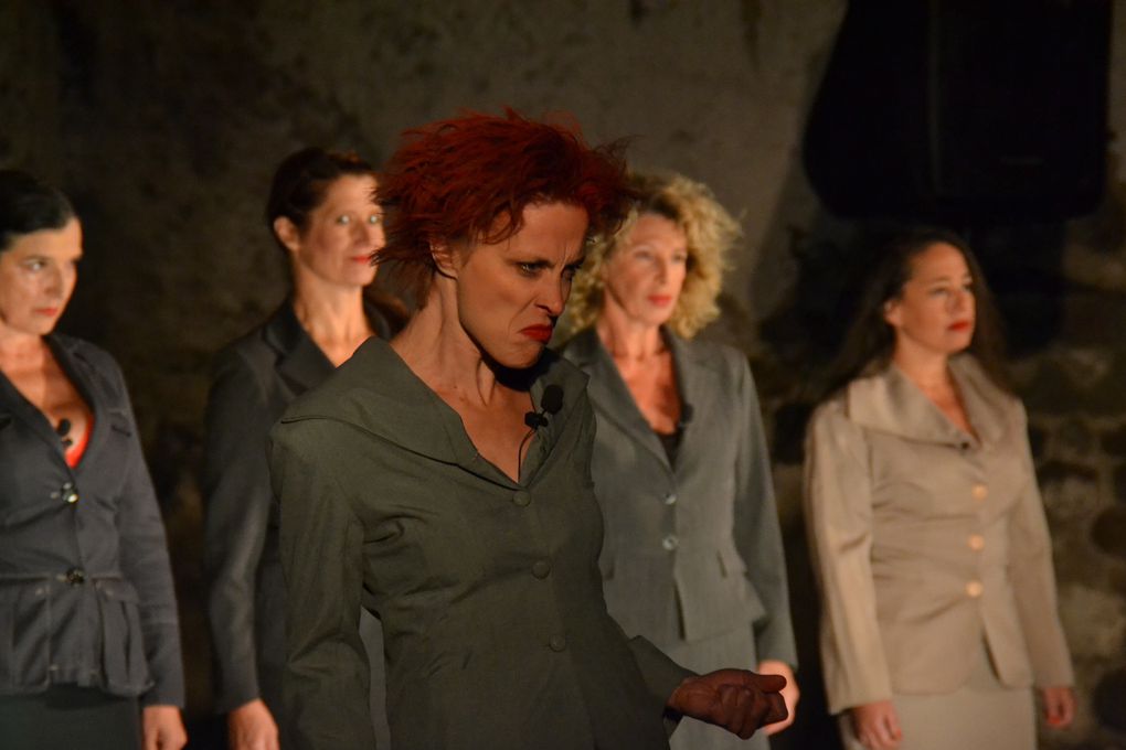 M.A.M.A.E de Nadège Prugnard / Avec Lembe Lokk, Tessa Volkine, Marie-Do Fréval, Juliette Uebersfeld, Véronika Faure et Sophie Millon place de l'Hôtel de Ville et Enclos Bideau Festival d'Aurillac 2014 photos Marie Ladvie