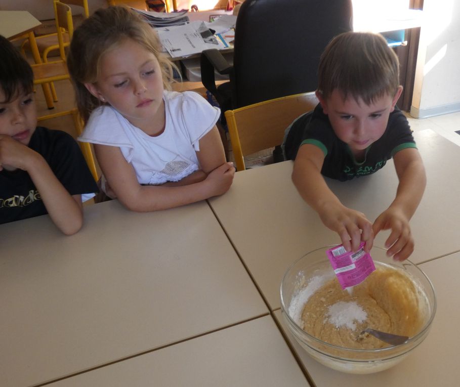 Jeudi 12 octobre ,les élèves de TPS/PS cuisinent en classe pour la première fois.C'est un gâteau yahourt à la pomme .