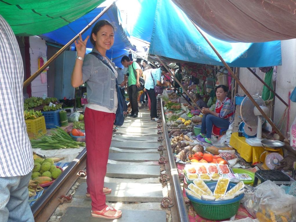 Mae Klong - Le train dans le marché