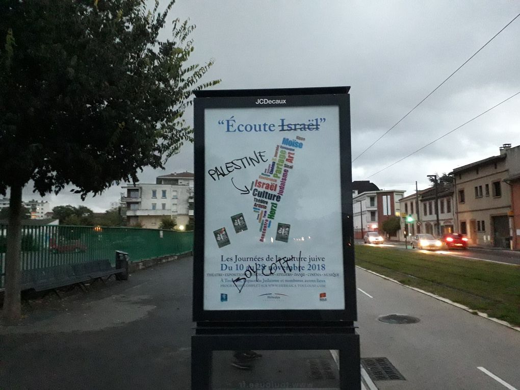 Les panneaux "Ecoute Israël" redécorés dans la vile de Toulouse.