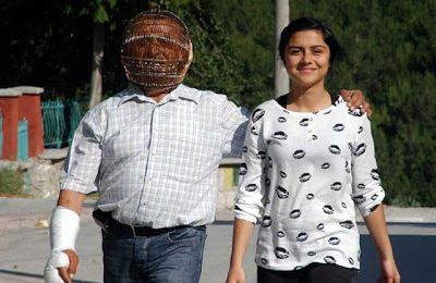 Pour arrêter de fumer, un homme turc enferme sa tête dans une cage. Sa femme est la seule a avoir a la clé pour ouvrir pour les repas