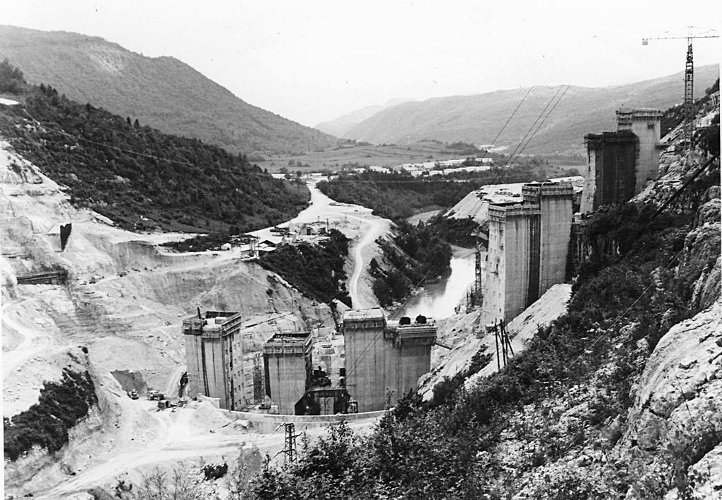 construction du barrage de Vouglans associé à la construction de l'usine de saut Mortier et au démantellement de l'usine de La Saisse.