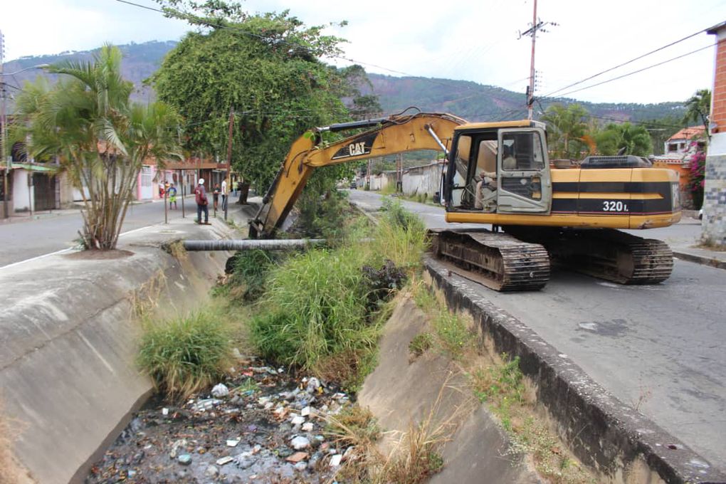 Alcaldesa de Naguanagua activó plan de saneamiento en canal Guzmán Blanco ubicado entre La Cidra y La Campiña