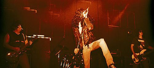 gramones, les clones espagnols des ramones qui interprètent leur oeuvre avec un mimétisme bluffant