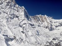 Du blanc partout, des sommets à perte de vue, des vallées incroyables, des gorges secrètes, l'Annapurna lui même et ses 4 sommets (8 091 m le plus haut) , le Dhaulagiri (8 167 m), l'Hiunchuli (6 441 m), le Machapuchare ou "Fish Tail" (6 993 m), le sacré, l'invaincu, le fier, le sauvage, le Mardi Himal (5 587 m), un parterre de stars, un véritable défilé de princes...