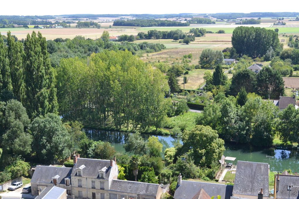 le village troglodyte de TROO -  et en plus il faisait vraiment TROP chaud !                             rôo est l'un des villages les plus jolis et insolites de France. Son site et son agencement très particuliers : des terrasses étagées, des grottes, des sentiers charmants, des escaliers partout. Pas vraiment de rues, pas de centre, c'est le mystère qui donne envie de partir à sa découverte. D'abord son nom : on en trouve la première mention au XIème siècle. L'interprétation la plus courante est trou, allusion aux cavernes qui creusent la colline. Trôo serait l'orthographe anglaise (trôo a été occupé par les Anglais du temps des Plantagenêts) ou angevine ancienne. De nombreux vestiges prouvent son ancienneté et son histoire très riche, les habitations troglodytiques donnent une idée de l'habitat ancien et le réseau souterrain de caves et galeries rappelle que des périodes mouventées de notre histoire ont amené les gens à s'y réfugier et à creuser de plus en plus loin.     