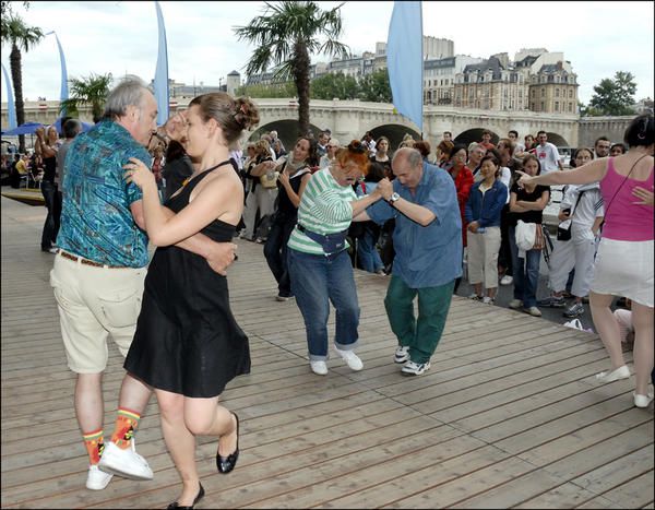 Paris-Plage-juillet 2006- Atelier "danses de salon" animé par Mademoiselle Clairette, Beatriceà la direction chorégraphique Valerie à l'accordéon et tous les danseurs