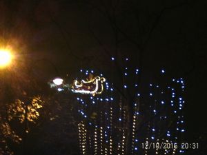 Apparition dans le ciel du Père Noël dans son traîneau