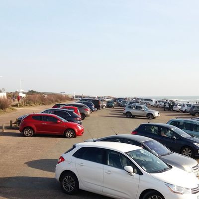 LA ROUTE LITTORALE AUX SABLES D'OLONNE : LES VACANCIERS HONORENT LE SITE DU PUITS D'ENFER