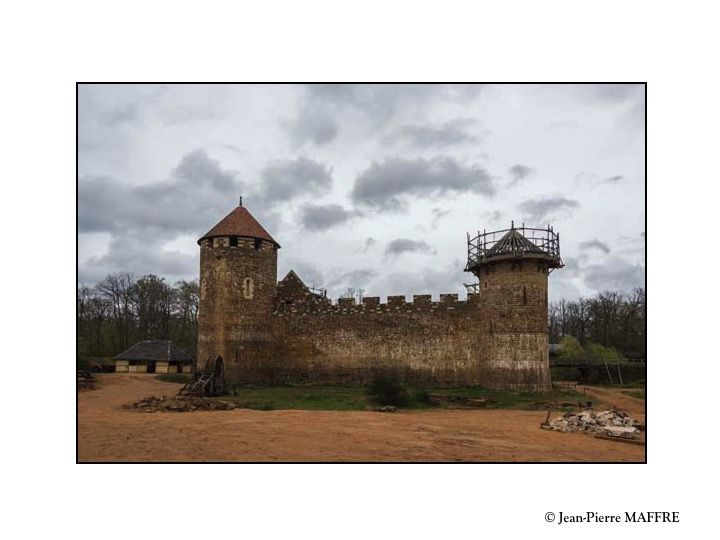 Un château fort construit actuellement avec les outils et le savoir-faire du moyen âge. Avec toute mon admiration et mon respect pour tous les “œuvriers“ de Guédelon.