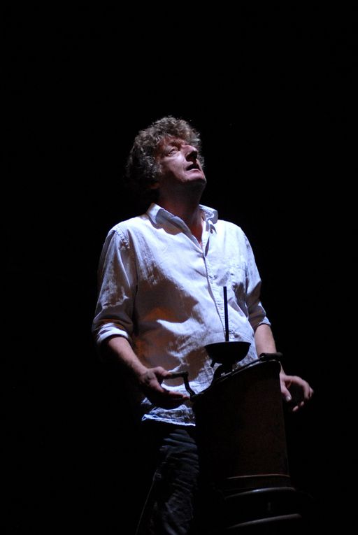 De Pierre Meunier et Nadège Prugnard/ Un projet de Pierre Meunier /Production Cie la Belle Meunière http://www.labellemeuniere.fr/
Photos de Daniel Aimé prises le 1er décembre 2010 au Théâtre d'Aurillac scène conventionnée