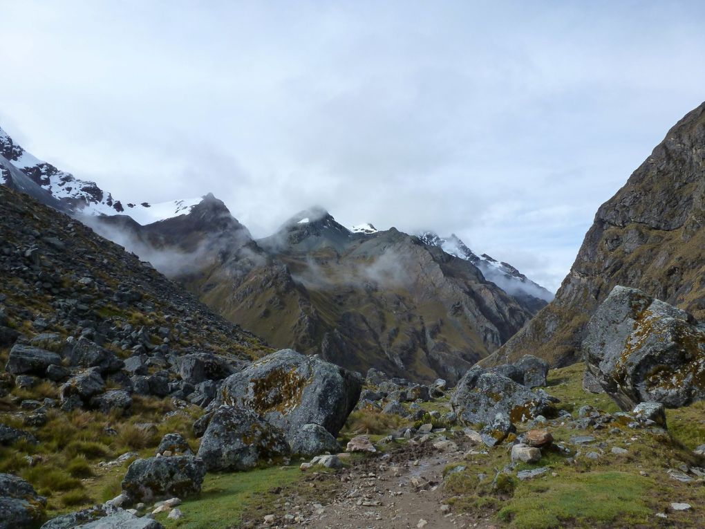 Découvrez l'album de mon "avant-dernier pays". Comme vous pourrez le voir, le Pérou est un pays riche en couleurs, en architecture, en sites incas incroyables etc... Enjoy!!