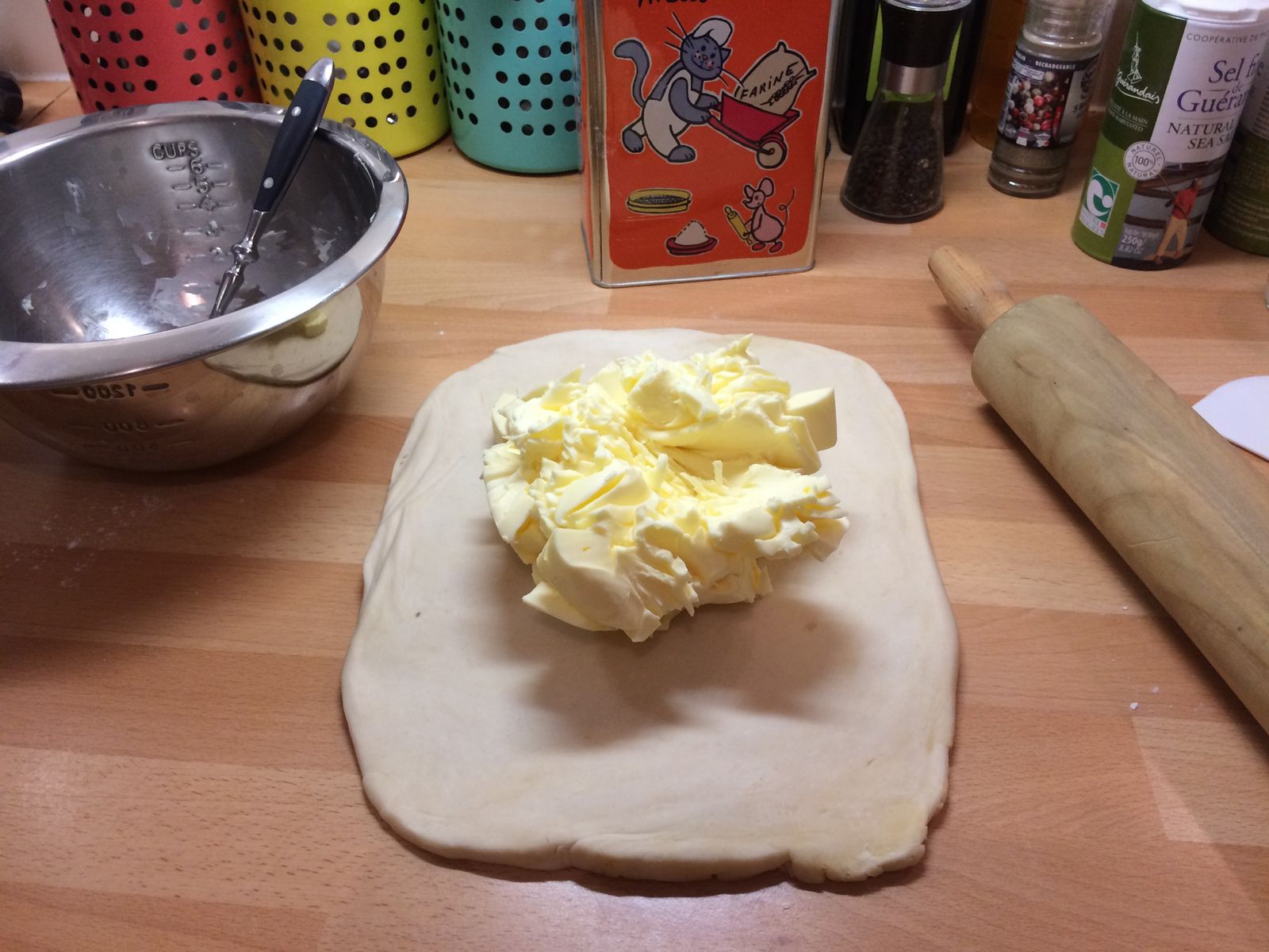 Après le repos de la pâte on étale celle-ci en carré, on écrase un peu le beurre à la fourchette et on le place au centre du carré de pâte.