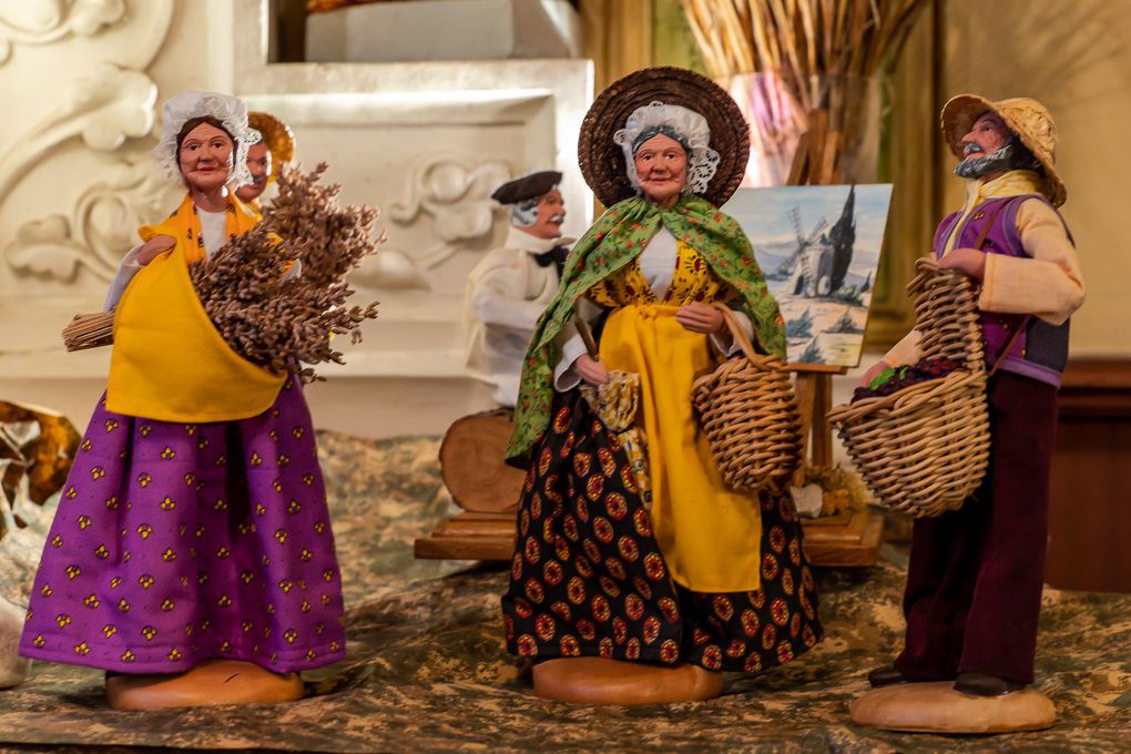 Exposition de crèches « d’ici et d’ailleurs » et de santons de Provence en l’église de St Jacques de Roquefort.