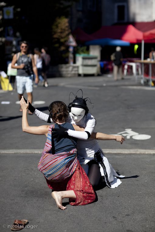 Solo dansé dans l'espace public, pour un spectateur
(Création 2009)