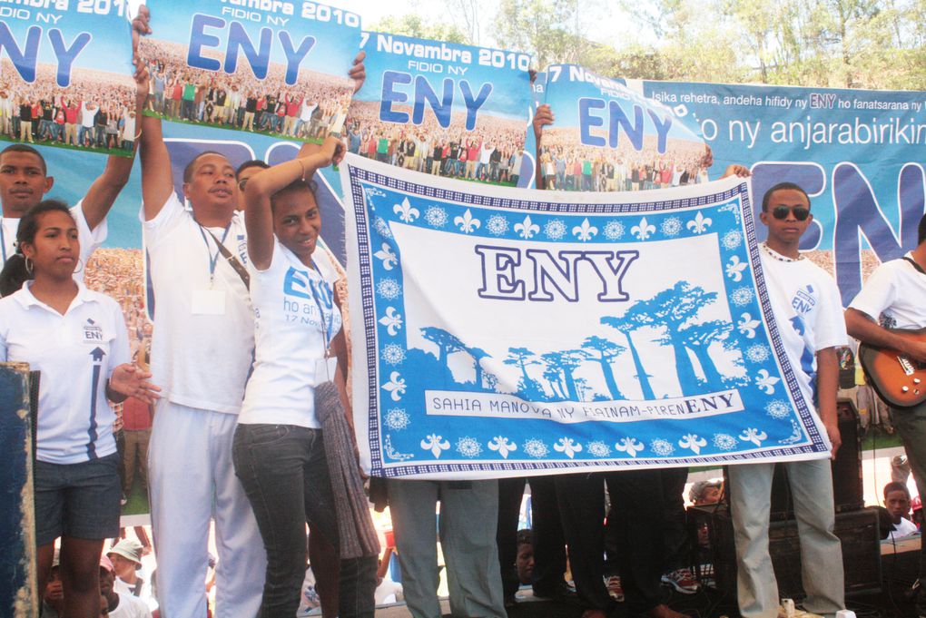 Dimanche 14/11/2010. 1ère partie du Relais du "ENY", parti des 6 arrondissements de Tana, organisé par le KME (Comité pour le soutien pour le "OUI" au referendum du 17/11/2010. Photos: Andry Rakotonirainy et Michaël Rakoto Ramambason