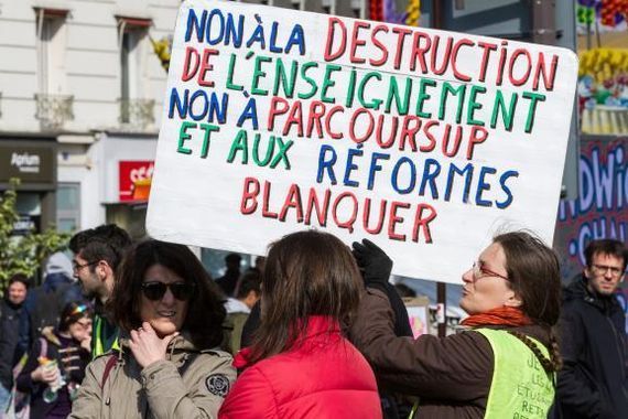 Une enseignante arrêtée pour avoir distribué des tracts contre la loi Blanquer !