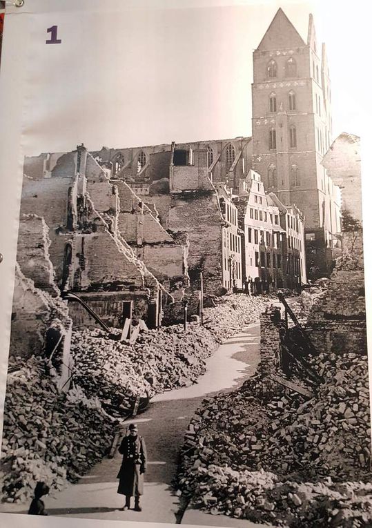 Lübeck, ville hanséatique. Nous visitons la vieille ville, la cathédrale, le Rathaus... la Holstentor, la maison de Willy Brandt.. Photo de la cathédrale après le bombardement de la ville.
