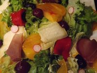 Petite salade accidulée,ou quand le kiwi et la manzana rencontrent les cerises au vinaigre..
