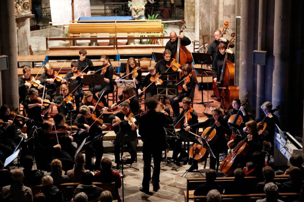 Concert du samedi 15 octobre 2011 - Eglise d'Aigueperse.
Organisé par la chorale Collection de timbres, avec le choeur des Bateliers de Pont du Château et l'orchestre à cordes de Lempdes.
Photos Pierre LYAN