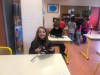 Puis Angélique est allée dans la classe des grands. Elle a présenté son travail puis nous a proposé de créer des marionnettes.