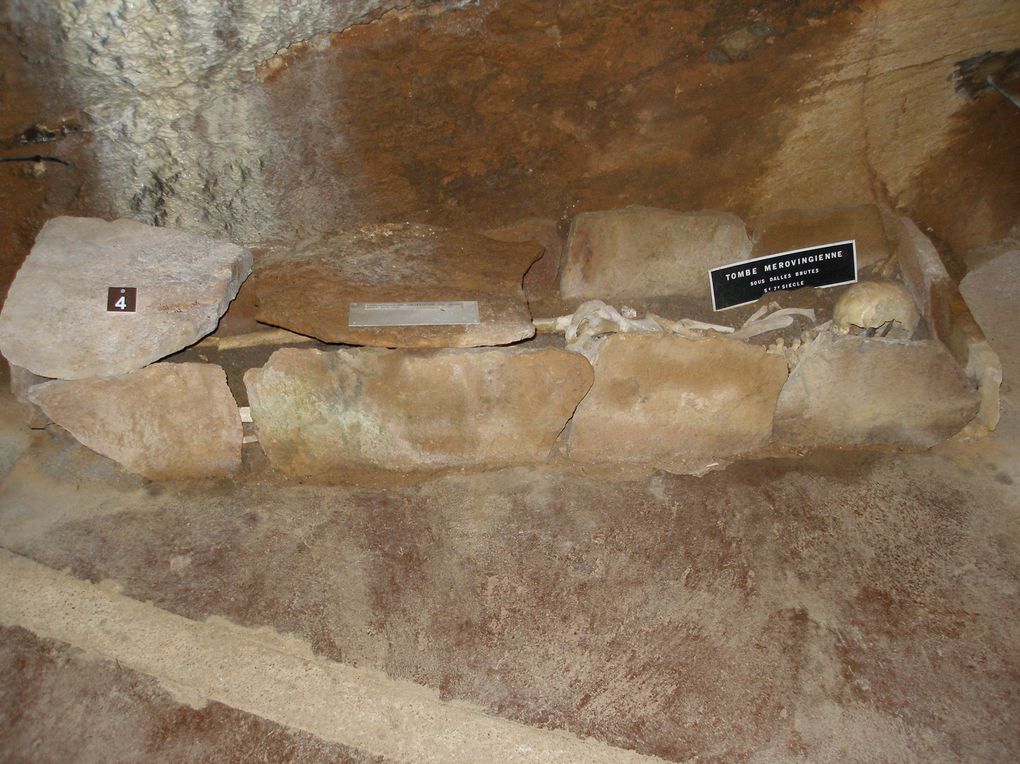 Visite d'une grotte avec des restes d'habitat humain, du paléolithique moyen (vers -400 000) jusqu'au Moyen age...
Avec aussi une occupation animale importante (ours et lion des cavernes)...
Localisation : Saône-et-Loire