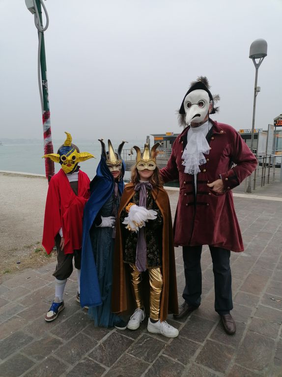 Une semaine à Venise pendant le carnaval avec 3 de nos petits enfants. les festivaliers ont expliqué à Victor que son déguisement de Ussop n'était pas dans le ton et qu'à Venise on était costumé. Dès le lendemain il était costumé en prince avec ses deux princesses et donc dans le ton. Ouffff
