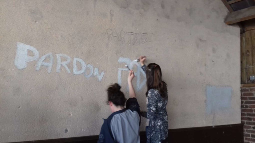 Des messages de bienveillance tagués par des élèves sur un mur du préau
