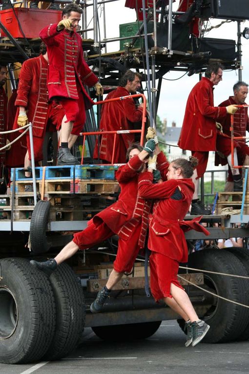 La petite géante du Titanic et le scaphandrier - Nantes 2009 Royal de Luxe - Journee 2 
