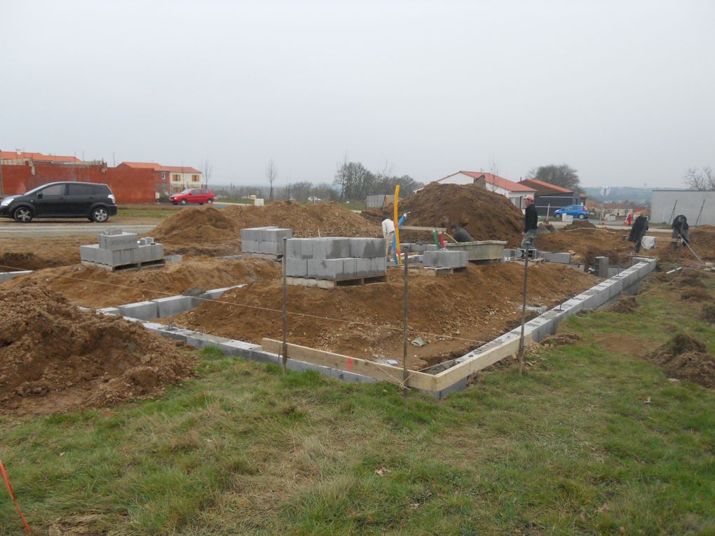 Au deuxième jour, le chantier a bien avancé. 2 rangées de parpaings ont été posés.