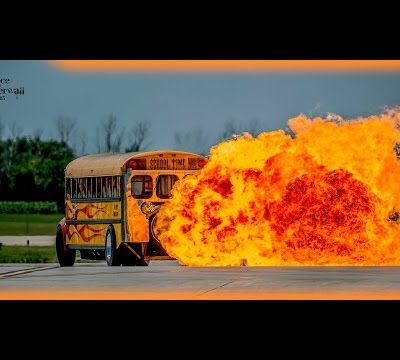 Un bus scolaire qui fonce à 500 Km/h