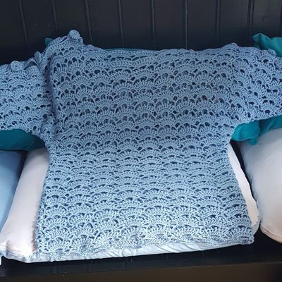 Une tunique bleue à manches courtes...