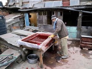 Des escaliers qui n'en finissent pas, la frimousse de sa petite femme au détour d'une porte et toujours ce chemin vers le septième ciel, celui de l'art et de la passion; le feu sacré de Varanasi dans son coeur, le bonhomme nous fait découvrir sa maison incroyable, son imprimerie  d'un autre temps, et ses oeuvres sculptées dignes d'un musée....