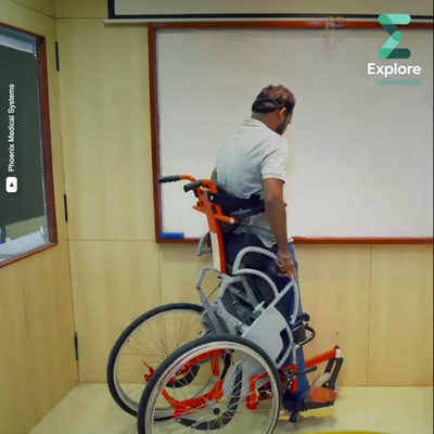 Un fauteuil roulant afin de se tenir en position verticale