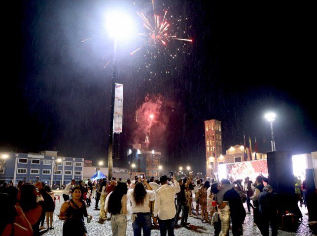 Pobladores y turistas recibieron el año 2024 desde la Plaza Bolívar del Centro Histórico de Puerto Cabello