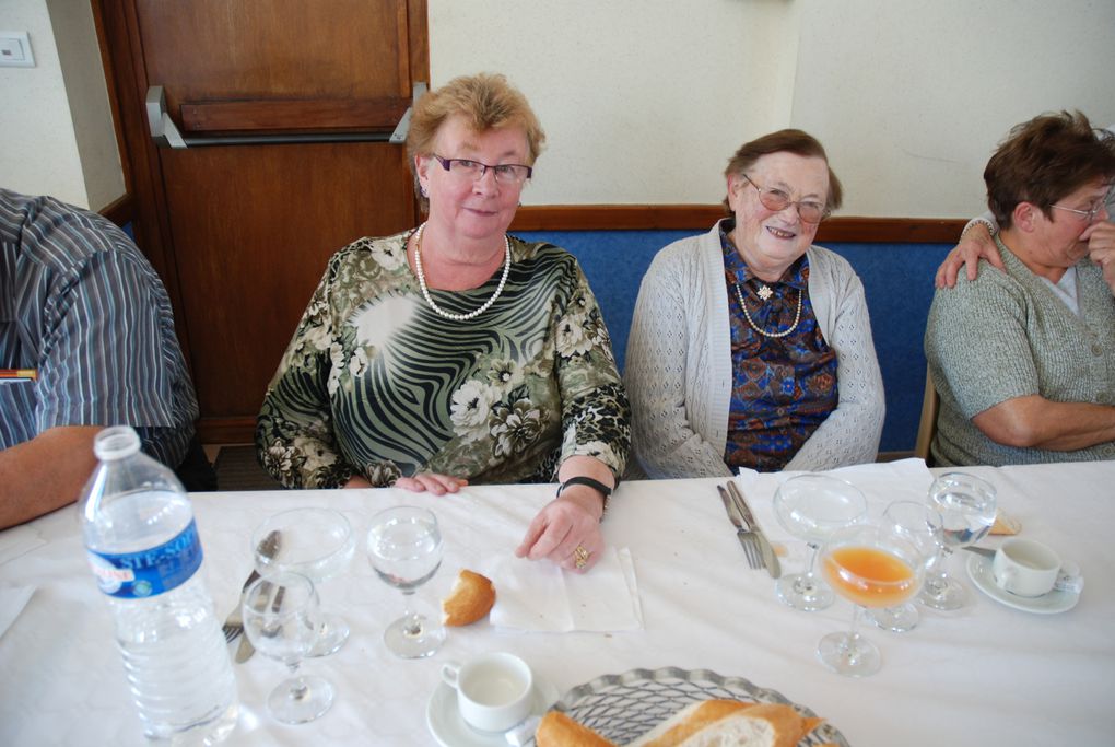 nos chèrs aines , réunis tous ensemble à la salle d'épaumesnil pour un repas 