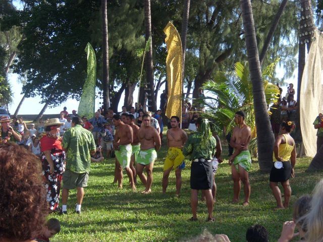 Pendant près d'un mois Tahiti vit au rythme des concours de danse, de chant, grimpé de cocotier....