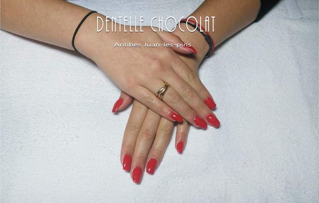 Ongles rouges .Ongle Antibes Ongle Juan-les-pins 