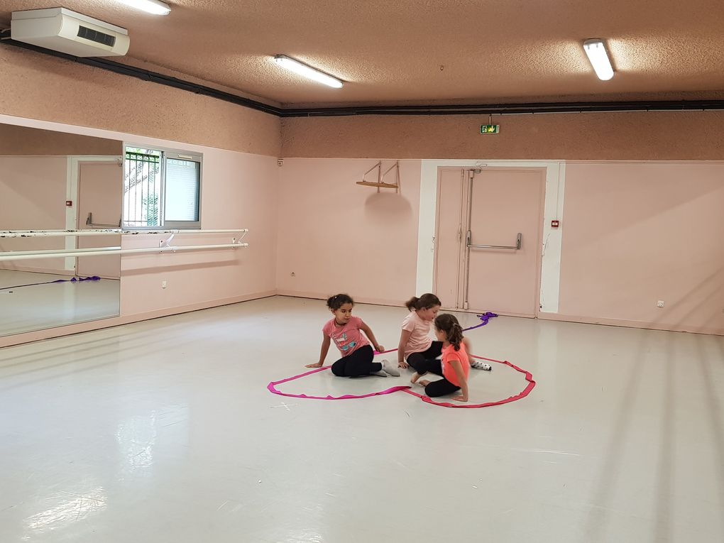 salle d'ac': bande dessinée, jeux, dessin et panneaux de signalisation; cours: jeux sous le preau; bibliotheque; jeux sur tapis; danse; foot en salle polyvalente