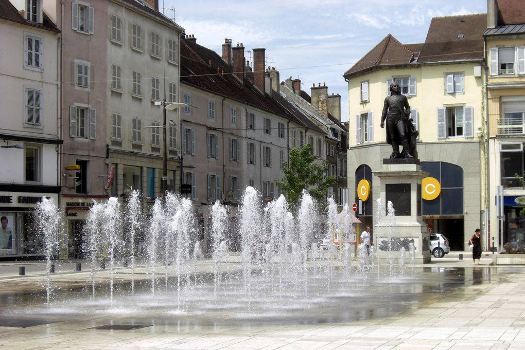 De Hestroff à Annecy plusieurs itinéraires s'offrent au voyageur. Le hasard nous mena à Lons le Saunier où nous avons ddéjeûner avant d'en être chassés par l'orage