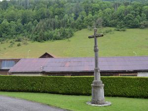 Croix tombale de Jean-Jacques Favrat, chatelain, né avant 1626, décédé le 10 février 1660. Il fit carrière militaire au régiment du Chablais .Cette croix est aménagée devant la porte principale de l'église.