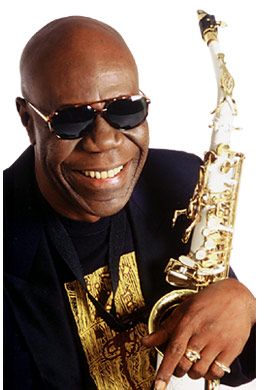 manu dibango, phoenix de l'afrojazz jouant un rôle de passeur et qui vient de mourir ce 23 mars 2020 des suites du coronavirus