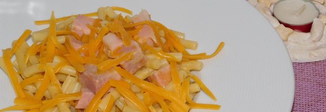 Pâtes au jambon et au cheddar.