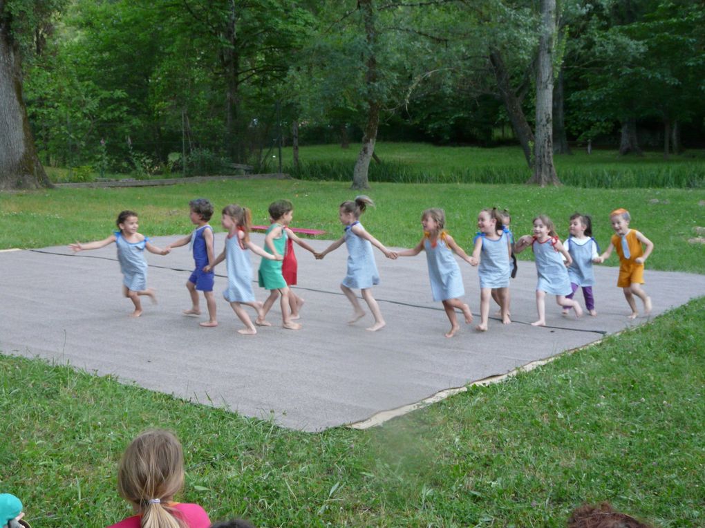Spectacle de fin d'année des ateliers de danse contemporaine à Brissac.
Les cours sont assurés par Jessica KIEFFER.
Les enfants ont de 3 ans à 11ans.