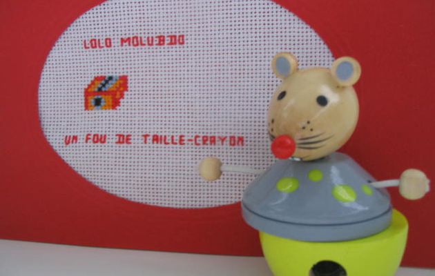 Souris en bois et carte brodée offert par une croixpinette..